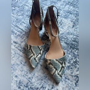 Crown Vintage Woman’s pointy toe faux snake shoes in SZ 8 in gently used cond